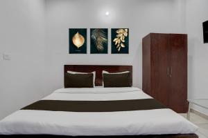 une chambre avec un grand lit avec une tête de lit en bois dans l'établissement Hotel O SGT University Road Formerly Budhera, à Dhankot 25 autres photos