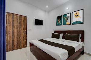 Ένα ή περισσότερα κρεβάτια σε δωμάτιο στο Hotel O SGT University Road Formerly Budhera