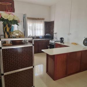 Η κουζίνα ή μικρή κουζίνα στο Beejan Mansions +5 φωτογραφίες