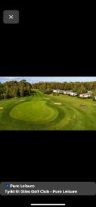 una captura de pantalla de un vídeo de un campo de golf en Grahams Lodge, en Tydd Saint Giles 11 fotos más