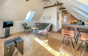 Et tv og/eller underholdning på 2 Bedroom Cozy Apartment In Svaneke