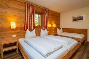 ein Schlafzimmer mit zwei Betten und einem Fenster in der Unterkunft Pederü in St. Vigil