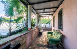 eine Veranda mit Stühlen und Blick auf das Meer in der Unterkunft Archi in Santa Venerina