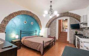 ein Schlafzimmer mit einem Bett und einer blauen Wand in der Unterkunft Archi in Santa Venerina