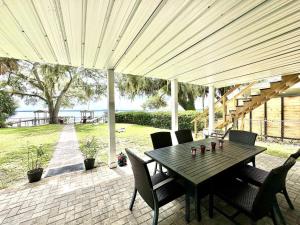 Μπαλκόνι ή βεράντα στο Cozy Lake House on Lake Weir