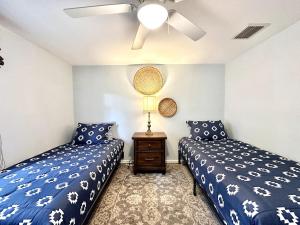 Ένα ή περισσότερα κρεβάτια σε δωμάτιο στο Cozy Lake House on Lake Weir