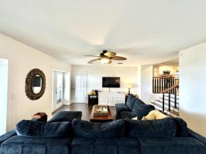 Χώρος καθιστικού στο Cozy Lake House on Lake Weir