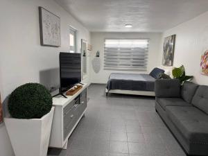 Et opholdsområde på Modern Studio in La Puntilla By VSS