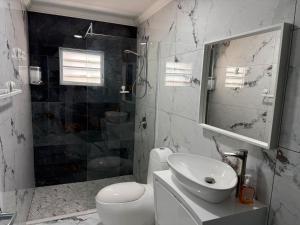 Et badeværelse på Modern Studio in La Puntilla By VSS