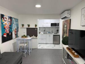 Køkken eller tekøkken på Modern Studio in La Puntilla By VSS + 5 billeder