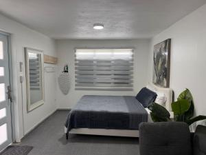 En eller flere senge i et værelse på Modern Studio in La Puntilla By VSS