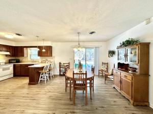 Una cocina y un comedor con mesa y sillas. en Mamas House Pool Home Minutes From Downtown, en Anthony