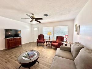 Una sala de estar con un sofá y sillas y un televisor. en Mamas House Pool Home Minutes From Downtown, en Anthony