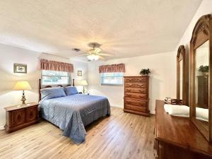 Un dormitorio con una cama y un ventilador de techo. en Mamas House Pool Home Minutes From Downtown, en Anthony 40 fotos más