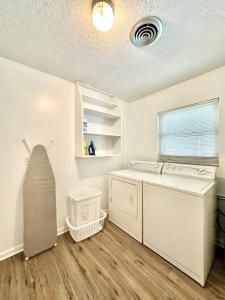 una cocina con fregadero y lavavajillas en Mamas House Pool Home Minutes From Downtown, en Anthony