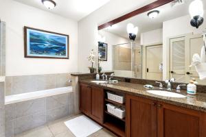 Et badeværelse på Halii Kai Oceanfront KBM Resorts 2 Units 4 Bedrooms ML-2567 + 37 billeder