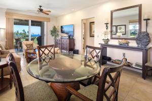 Et tv og/eller underholdning på Halii Kai Oceanfront KBM Resorts 2 Units 4 Bedrooms ML-2567