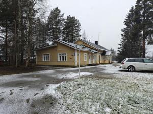 una casa con un'auto parcheggiata davanti di Spacious Apartment for 12 with Sauna a Laitasaari