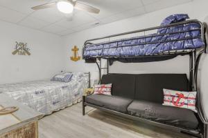 Buckeye LakeQuaint Cottage的一间卧室设有两张双层床和一张桌子