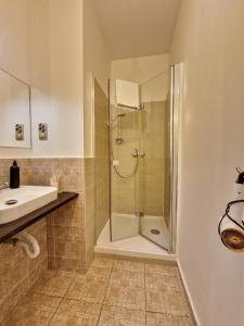 Koupelna v ubytování Hostel Helvetia Rooms Warsaw CITY CENTER and OLD TOWN