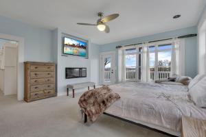 a bedroom with a bed and a tv and a dresser at The Lakehouse in Buckeye Lake