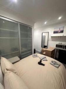 En eller flere senge i et værelse på Shard View Room central London