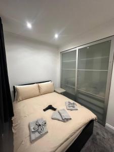 En eller flere senge i et værelse på Shard View Room central London + 5 billeder