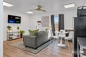 Μια τηλεόραση ή/και κέντρο ψυχαγωγίας στο ATX 1BR 1BA Pet-Friendly Home, Mins to AUS w EV Charger and Grill by Austin Vacay