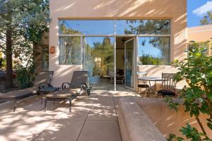 奥克里克Sunset Villa - Adobe Village的庭院配有桌椅和窗户。