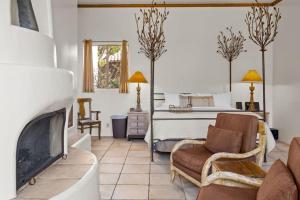奥克里克Sunset Villa - Adobe Village的客厅设有壁炉和1张床 更多6张照片