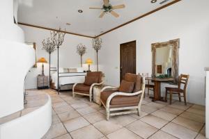 奥克里克Sunset Villa - Adobe Village的带床、桌椅的客厅
