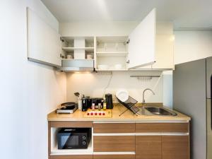 Кухня или мини-кухня в Near BTS l Large 85 sqm l Rooftop Pool l Sontana

