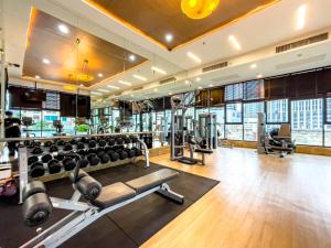 Фитнес-центр и/или тренажеры в Near BTS l Large 85 sqm l Rooftop Pool l Sontana