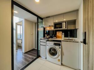 Η κουζίνα ή μικρή κουζίνα στο Duplex near BTS l Rooftop Pool l Skyline l Sontana