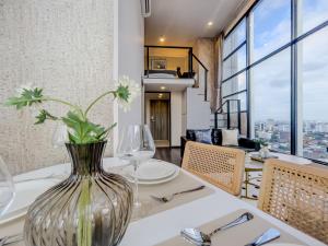 Χώρος καθιστικού στο Duplex near BTS l Rooftop Pool l Skyline l Sontana