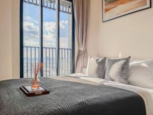 Ένα ή περισσότερα κρεβάτια σε δωμάτιο στο Duplex near BTS l Rooftop Pool l Skyline l Sontana +28 φωτογραφίες