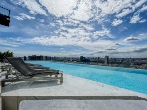 Πισίνα στο ή κοντά στο Duplex near BTS l Rooftop Pool l Skyline l Sontana