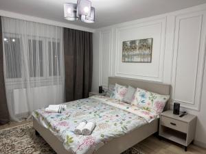 Un dormitorio con una cama con zapatos encima. en Modern Nest By David, en Sibiu