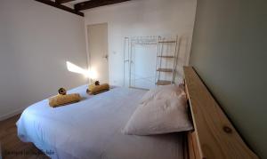 Postel nebo postele na pokoji v ubytování Les Clés Du Clocher