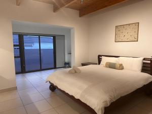 Ένα ή περισσότερα κρεβάτια σε δωμάτιο στο Gigi At The Palm Tree