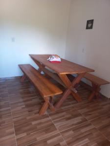 ein hölzerner Picknicktisch und Bänke in einem Raum in der Unterkunft Casa túnel 2 in Pôrto de Pedras