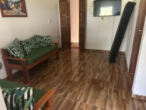 ein Wohnzimmer mit Couch und Flachbildfernseher in der Unterkunft Casa túnel 2 in Pôrto de Pedras