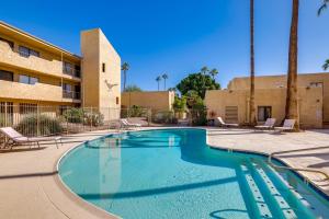 Πισίνα στο ή κοντά στο Walk to Canal Trail! Condo with Pool in Scottsdale