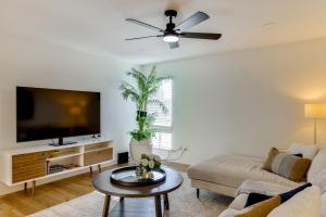 Μια τηλεόραση ή/και κέντρο ψυχαγωγίας στο Walk to Canal Trail! Condo with Pool in Scottsdale