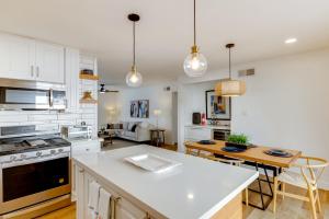 Η κουζίνα ή μικρή κουζίνα στο Walk to Canal Trail! Condo with Pool in Scottsdale