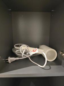 ein Tennisschläger und ein Tennis in der Unterkunft Weierbacher Panorama in Idar-Oberstein