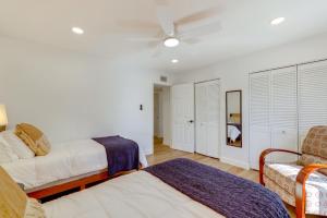 Ένα ή περισσότερα κρεβάτια σε δωμάτιο στο Walk to Canal Trail! Condo with Pool in Scottsdale +17 φωτογραφίες