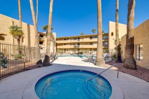 Πισίνα στο ή κοντά στο Walk to Canal Trail! Condo with Pool in Scottsdale