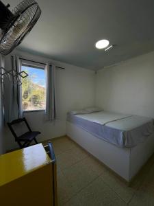 Ένα ή περισσότερα κρεβάτια σε δωμάτιο στο Pousada Bellmar - Praia Peró 5 min andando