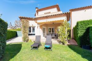 Un jardín fuera de Al Alba - Serene escape with shared swimming pool
